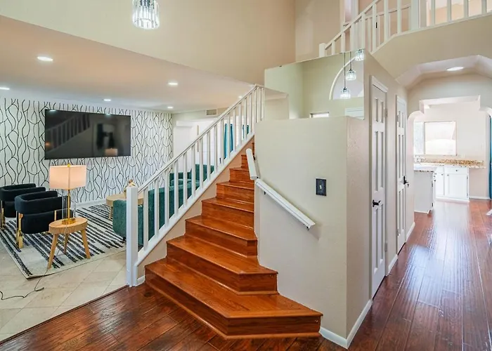 Estate, Pool, Theater, Golf, And 20 Guests *
