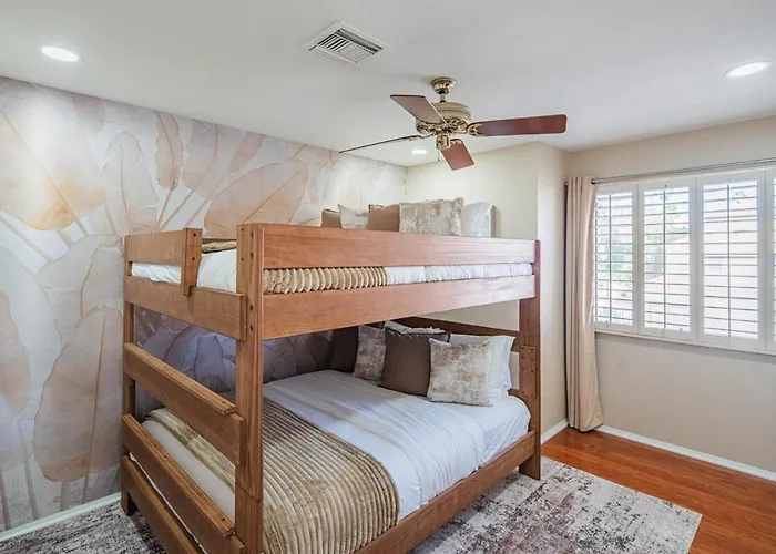Estate, Pool, Theater, Golf, And 20 Guests Glendale